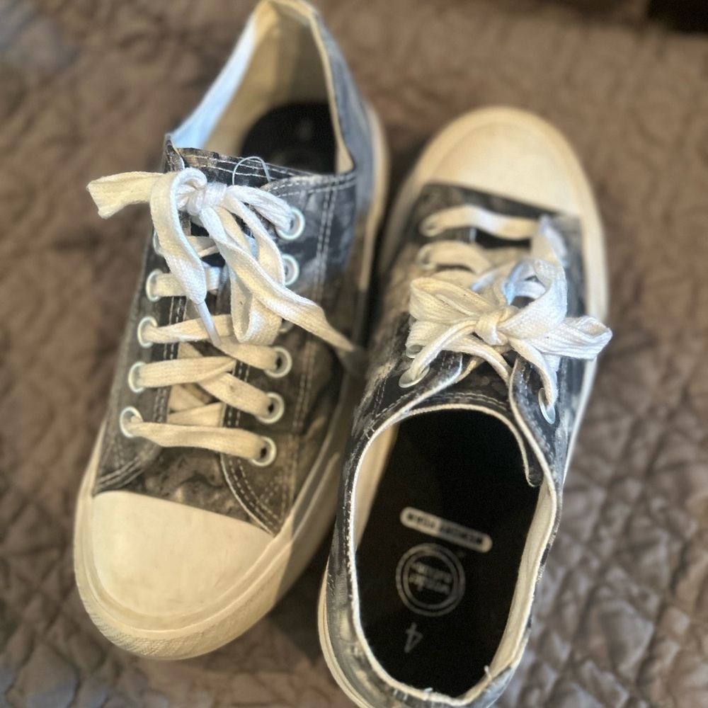 ✨Stylish Kids Sneakers in Black and White - Picture 5 of 6